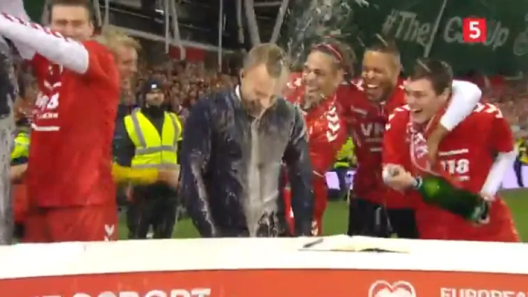 Kada Skandinavci slave Svjetsko prvenstvo: &Scaron;veđani demolirali TV studio, danski voditelj 'zaradio' &scaron;ampanjac