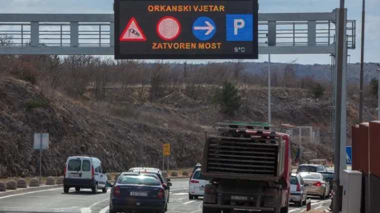 Stanje u prometu: zbog olujnog vjetra zatvorena A1 između Sv. Roka i Posedarja