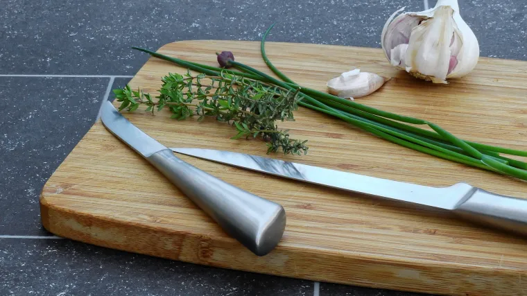 Vlasac biljka - začinska biljka okusa mladog luka