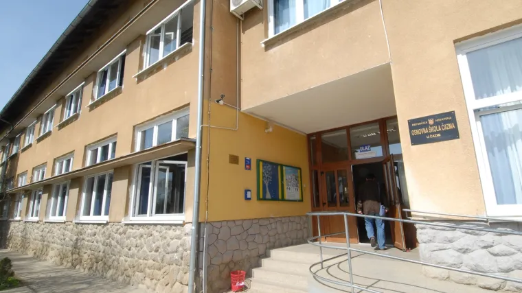 Kaos u O&Scaron; Čazma: u učionici u kojoj se dnevno izmjenjuje tisuće učenika otpada strop