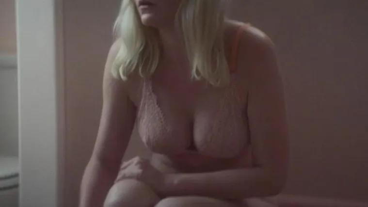 Polugola i rastrojena u dimu droge