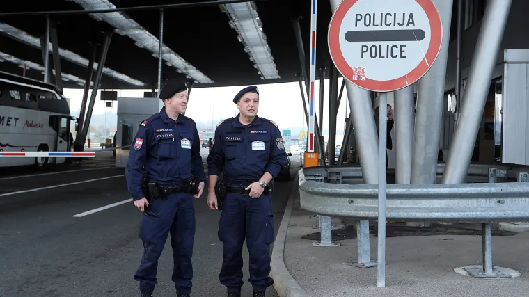 Državljanin Hrvatske prevozio pun kombi ilegalnih migranata