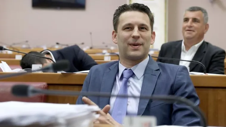 'Ja se samo mogu na&scaron;aliti i pitati - a gdje je pečat?'