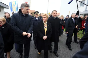 PREDSJEDNICA SVOJIM ČIZMAMA POSLALA SNAŽNU PORUKU: U Vukovar stigla u popularnim 'zengama' koje su nosili hrvatski branitelji