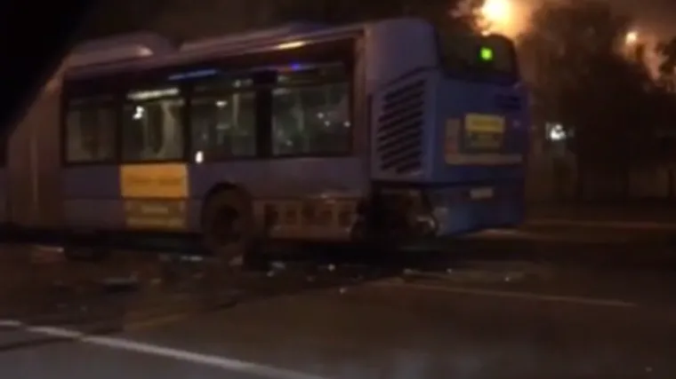 Prometna nesreća na Savskoj cesti: težak sudar osobnog automobila i autobusa ZET-a