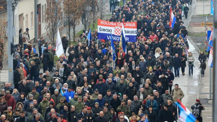Vukovarom je danas u ponosnoj i tužnoj koloni koračalo 65 tisuća ljudi: 'Sjetimo se velike žrtve koja je učinjena za na&scaron;u domovinu'