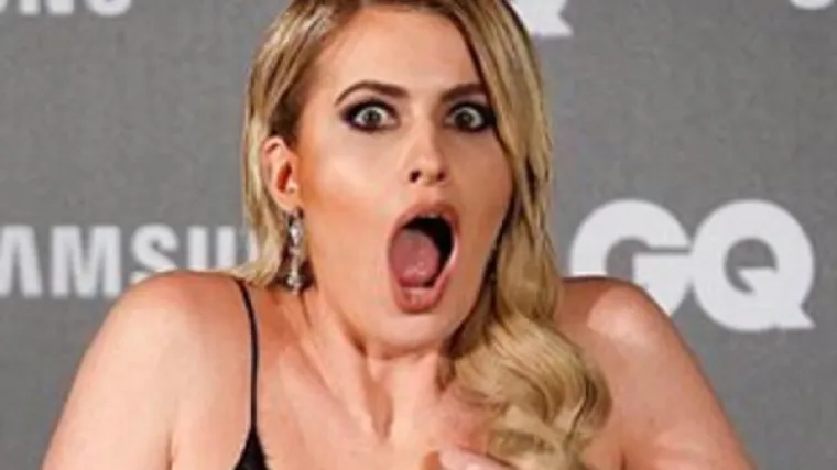 Seksi voditeljici ispala dojka iz haljine, njen izraz lica je neprocjenjiv