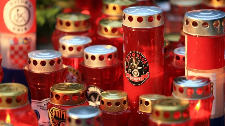 Vukovarski ribari iz brodica pustili nekoliko stotina zapaljenih i bijelih lampiona