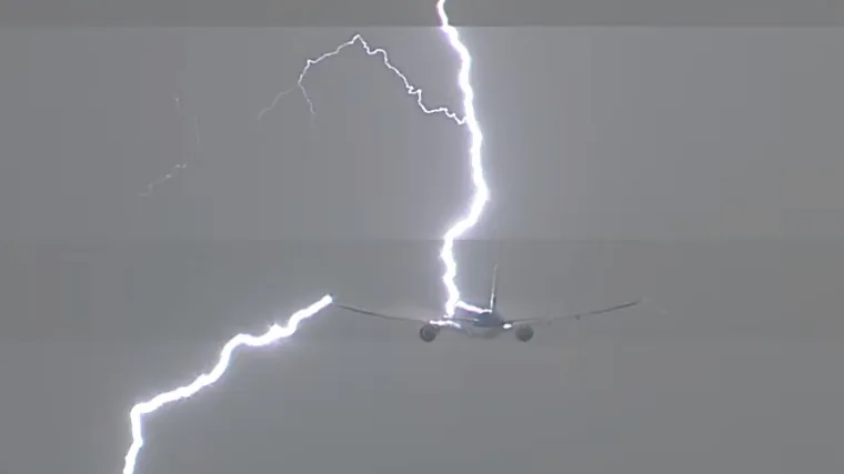 Pogledajte trenutak u kojem je munja udarila u zrakoplov iznad Amsterdama