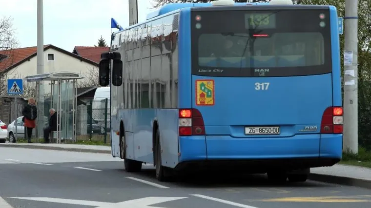 Mladić napao vozača autobusa i nanio mu te&scaron;ke ozlijede
