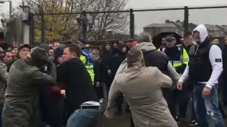 Policija je imala posla pred Emiratesom