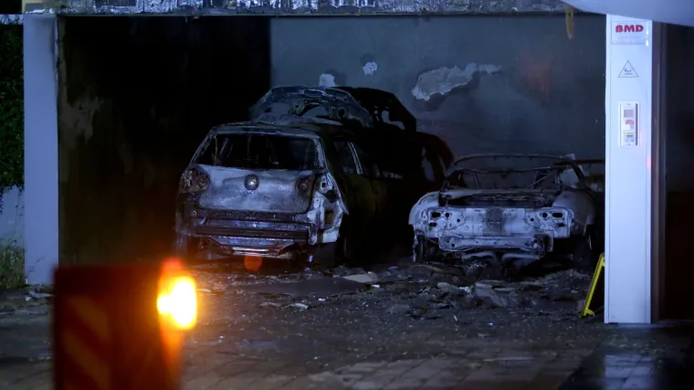 Buknuo požar na parkirali&scaron;tu stambene zgrade: planula dva automobila, vatra uni&scaron;tila i fasadu