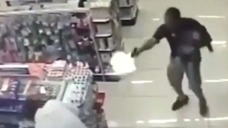 Policajac izvan dužnosti ubio dvojicu pljačka&scaron;a ljekarne dok je u naručju držao bebu