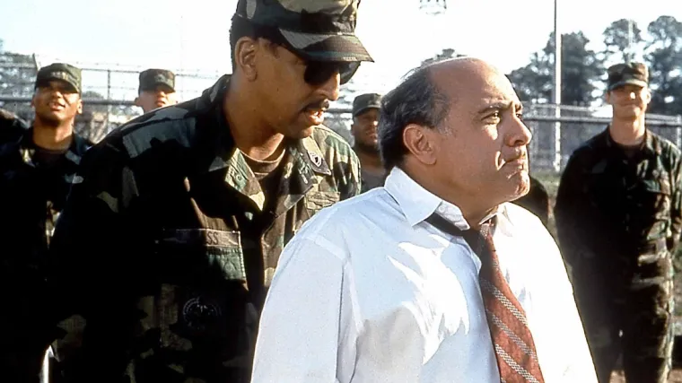 Priča o civilu (Danny DeVito) koji se nađe u vojnom okruženju (Renesansni čovjek)