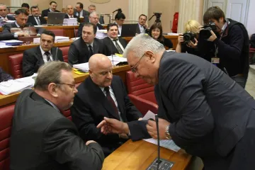 Otkriveno koliko mjesečno primaju bivši zastupnici, na račune im sjedaju visoki iznosi