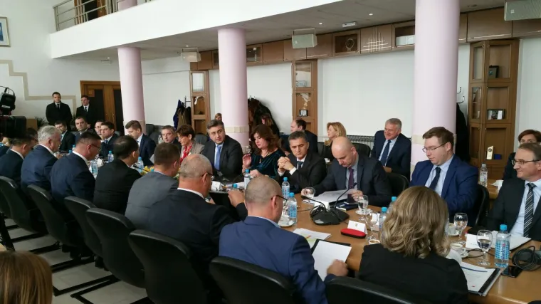 Plenković u Slavonskom Brodu na Savjetu za Slavoniju, Baranju i Srijem, preko puta mu sjedi - Alojz Toma&scaron;ević