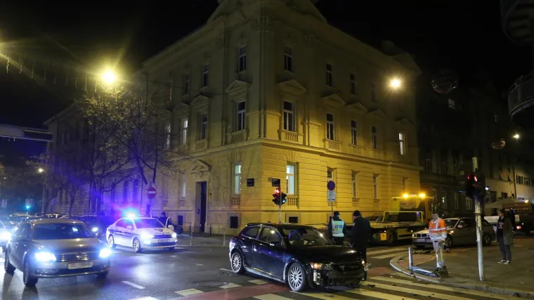 Sudar u centru Zagreba: jedan automobil od siline udarca odbačen na pločnik