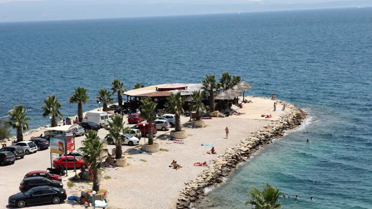 Nakon Žnjana, devastira se i plaža Obojena svjetlost? Radnici već danima uklanjaju palme s poznate splitske plaže