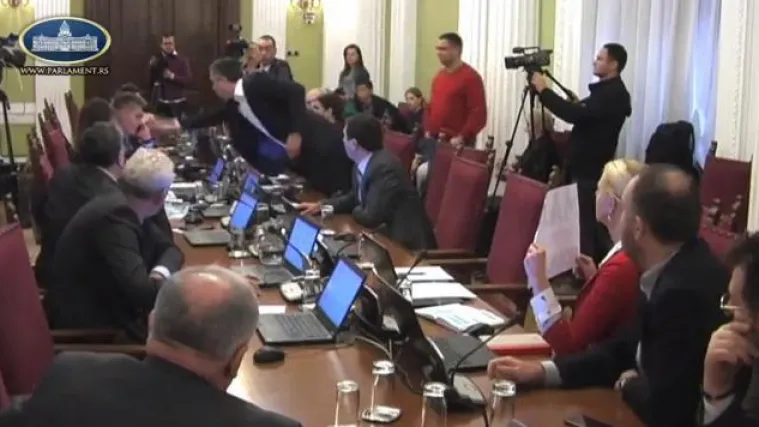 Dok su kod nas u Saboru jo&scaron; uvijek na snazi samo 'verbalna nadmetanja', u Srbiji lete mi&scaron;evi od laptopa: pogledajte kaos na Skup&scaron;tini