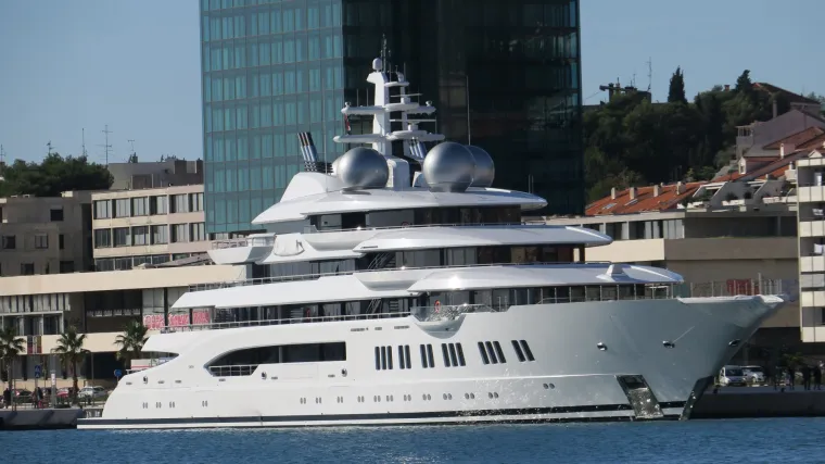 Neviđen luksuz na Zapadnoj obali: ruski milijuna&scaron; u Splitu 'parkirao' jahtu vrijednu sto milijuna eura