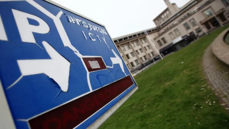 Naguravanje ispred Ha&scaron;kog suda: mu&scaron;karac provocirao sa srpskom zastavom, žena koju su silovali u ratu poku&scaron;ala ga spriječiti