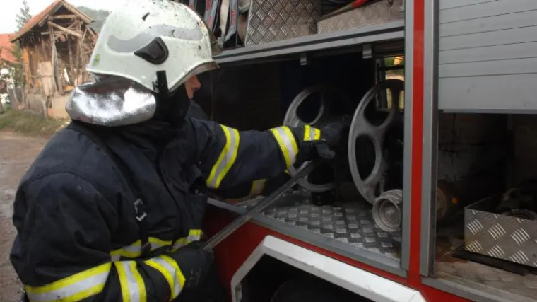 Zagrebački vatrogasci snimili zastra&scaron;ujući video: usred noći vatra počela 'gutati' stan na 7. katu