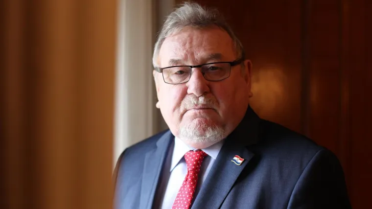 'Ovo je idiotizam prve vrste! Grmoja ili drsko laže ili je notorna neznalica'