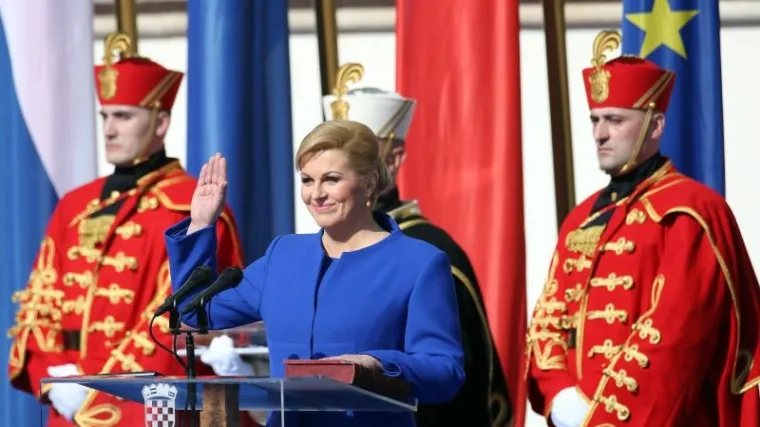 Ponosno nosi haljine hrvatskih dizajnera, ali tko i koliko plaća haljine koje predsjednica Grabar Kitarović toliko voli?