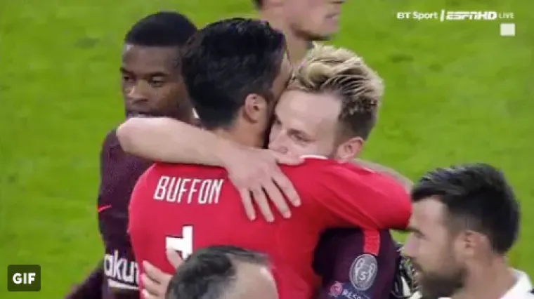 Iz virtualne prepiske u stvarnost: Rakitić i Buffon zagrlili se na kraju utakmice nakon ponude da zaigra za Hrvatsku