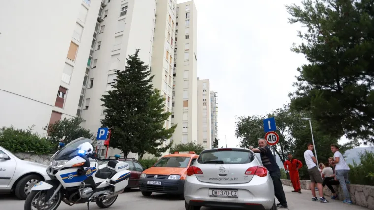 Vježba na 14. katu splitskoga nebodera: prikazano početno ga&scaron;enje požara i evakuacija