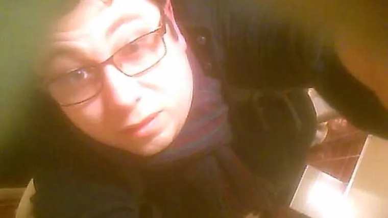 Policija lovi voajera koji je postavio tajnu kameru u zahod kafića, ali je pri tome snimio i sam sebe