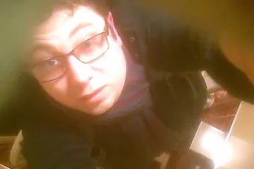 Policija lovi voajera koji je postavio tajnu kameru u zahod kafića, ali je pri tome snimio i sam sebe