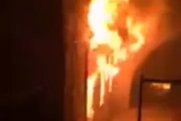 Sin dočekao majku pred zgradom, polio je benzinom i zatim zapalio