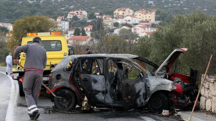 Automobil se zapalilo nakon udarca u zid u Tisnom: tri osobe prevezene u bolnicu