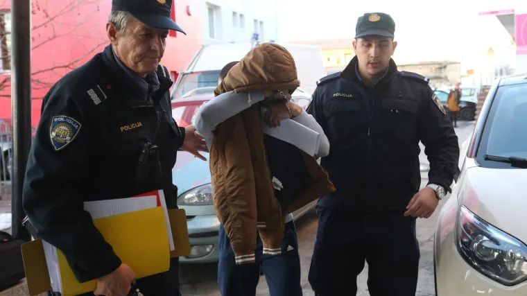 Ona mu je ne&scaron;to prigovorila, a on je puknuo, zalio je benzinom i bacio na nju &scaron;ibicu