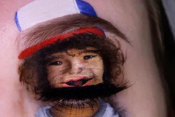 Nikad nismo vidjele realističniji lik nacrtan na nečijem kapku poput ovog Dustina iz Stranger Thingsa