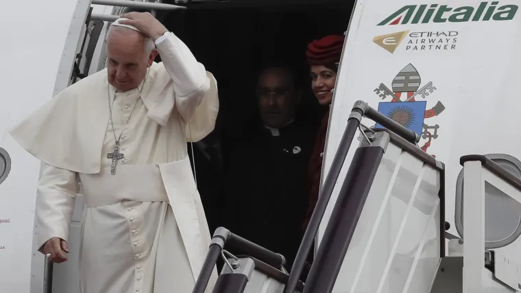 Ispovijest pilota koji prevozi papu: 'Franjo uvijek sjedi naprijed, ne boji se letenja, a u avion se nerijetko ukrca zadnji'