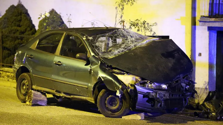 Stravična nesreća u Zagrebu: vozač automobila poginuo nakon &scaron;to se zabio u ogradu kuće na Kusto&scaron;iji
