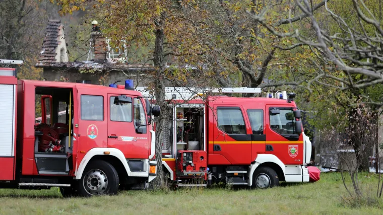Plamen dosezao i 200 metara u visinu: u Otočcu izgorio pogon za proizvodnju svijeća
