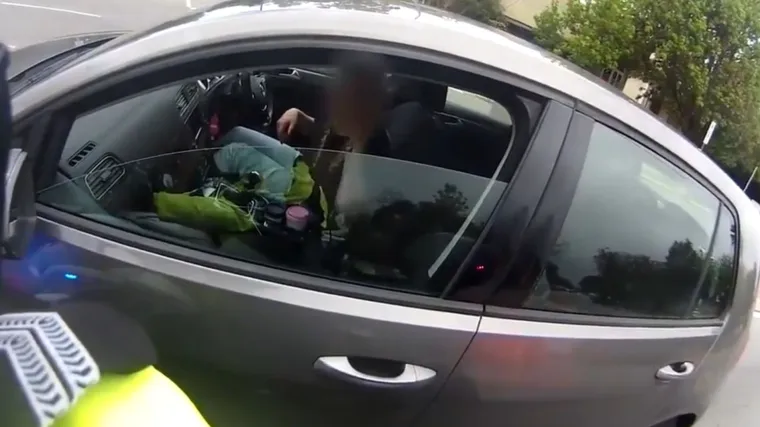 'Kraljica' uhvaćena kako se dopisuje za vrijeme vožnje na najgori mogući način