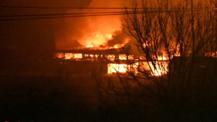 Plamen se dizao i 200 metara u zrak, dio grada prekriven gustim dimom