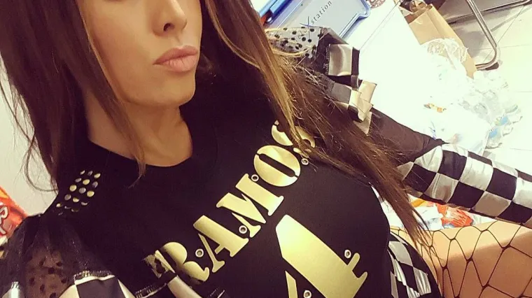 Napućila usne, ra&scaron;irila noge i najavila naziv nove pjesme