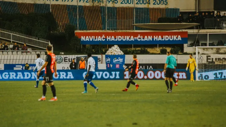 Na utakmici Hajduka na Poljudu osvanule kokice veličine slona