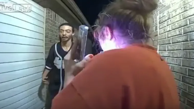 Najgori lopovi ikada: opljačkali ženu ispred ulaza u njezin stan, a nisu uočili da ih cijelo vrijeme snima nadzorna kamera