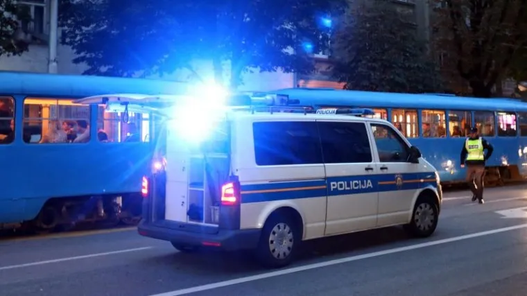 U Zagrebu se sudarili tramvaj i osobni automobil: tri osobe ozlijeđene
