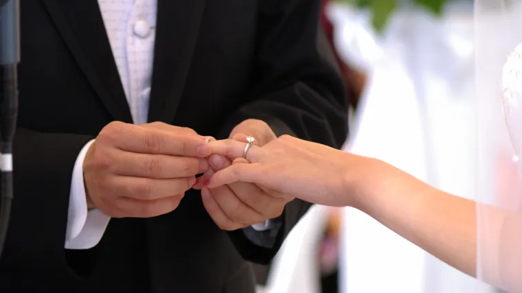 Svadbena fotografija iz &Scaron;trigove postala hit: sretna mladenka pozirala s pu&scaron;kom u ruci