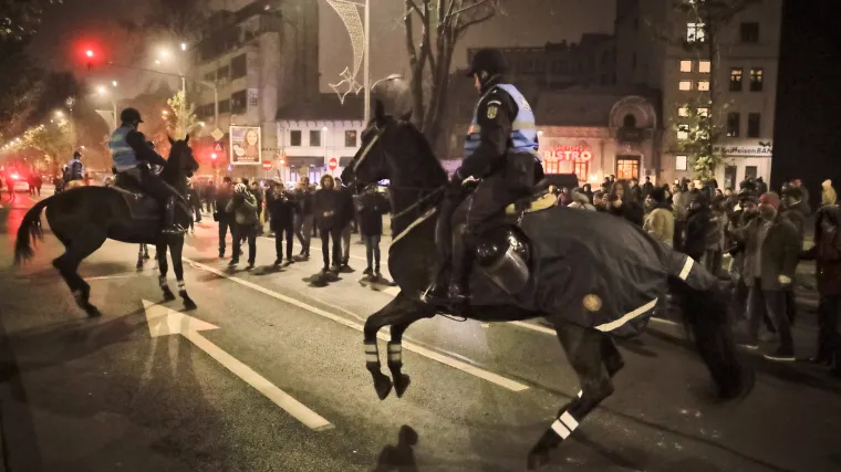 Deseci tisuća Rumunja ponovno na ulicama brane protukorupcijske zakone