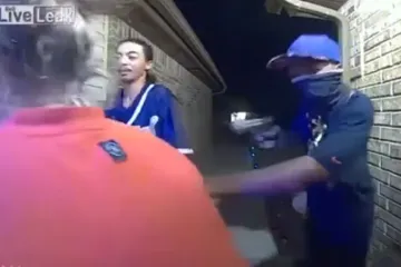 Pozvonili na vrata, izvukli pištolj, ali nisu shvatili da ih snima nadzorna kamera