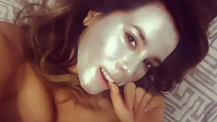 Na fotki iz kreveta nosi SAMO masku za lice