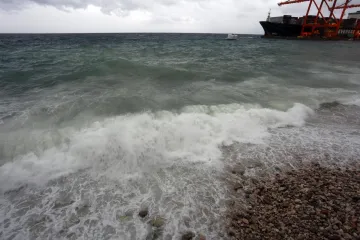 U RIJEKU STIGLA KIŠA UZ OLUJNI JUGO: Obalu grada zapljuskuju veliki valovi